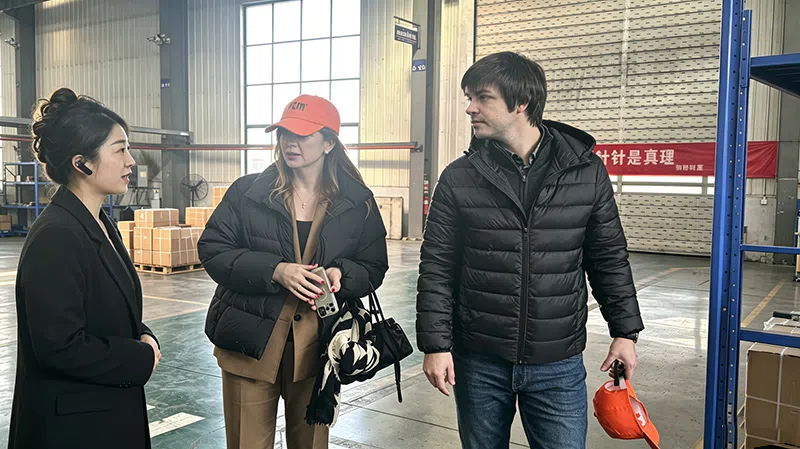 Comerciantes poloneses visitam a Jiantou Heavy Industry para inspeção e intercâmbios, explorando novas oportunidades de cooperação no setor europeu de máquinas de construção