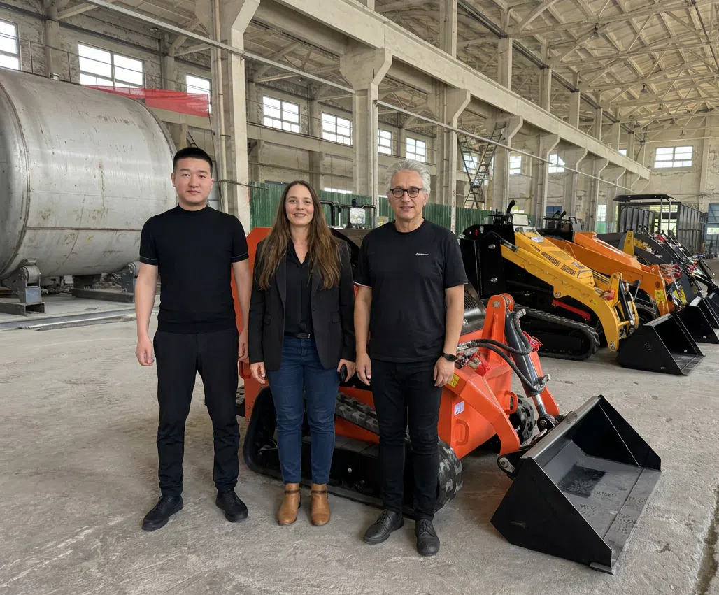 Clientes poloneses visitam a fábrica da Jian Tou Heavy Industry para realizar inspeções no local do desempenho das carregadeiras compactas